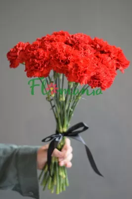 Траурный букет из красных гвоздик